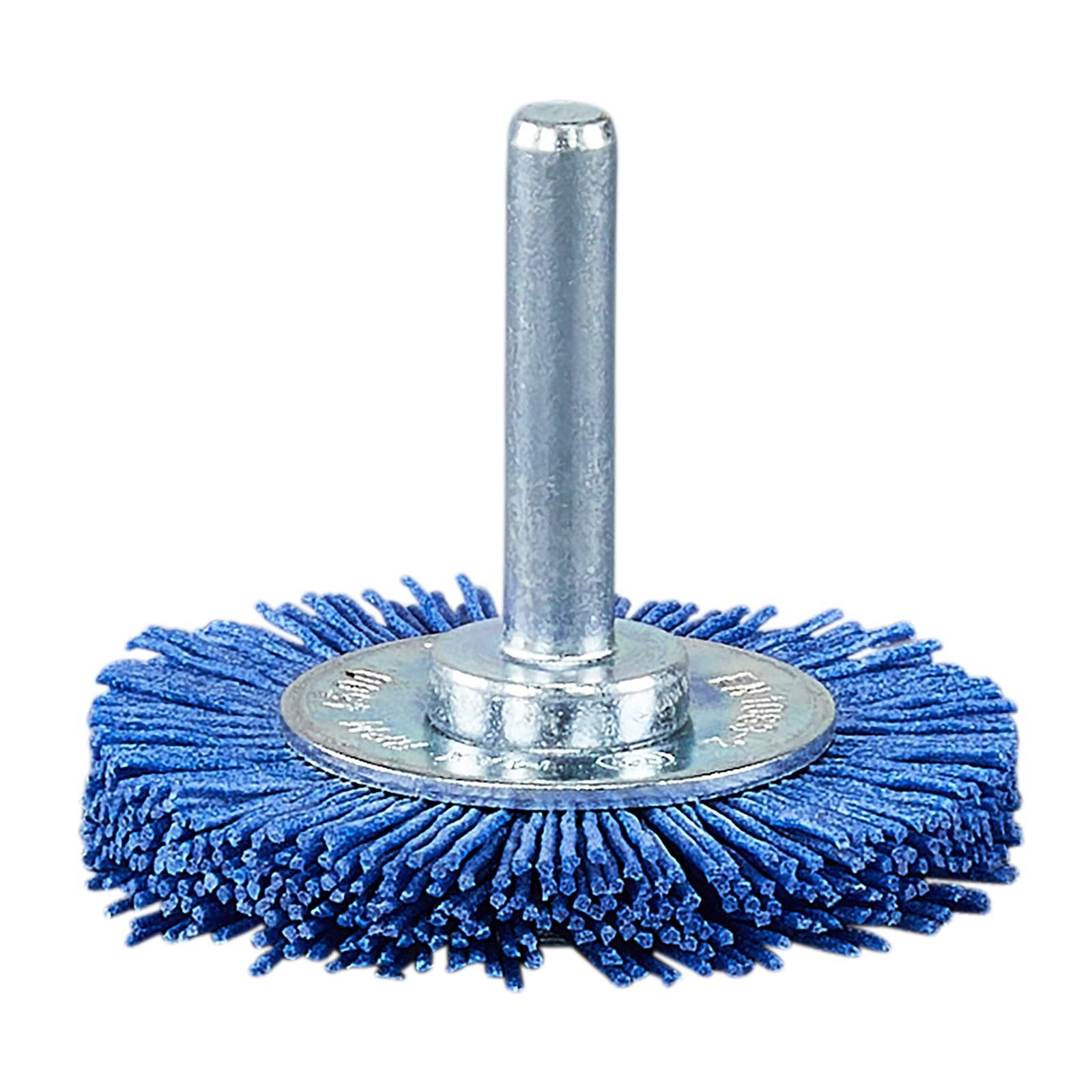 Ein blauer Drahtbürsteneinsatz zum Reinigen oder Polieren von Oberflächen, mit Metallzentrum und Schaft zur Befestigung an einer Bohrmaschine oder einem Rotationswerkzeug.