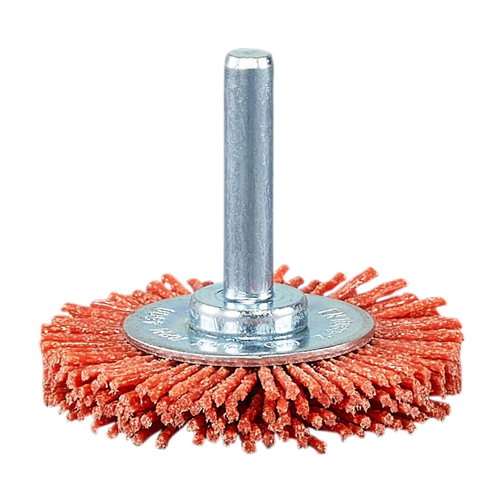 Eine Drahtbürste mit roten Borsten und einem Metallschaft, die zum Reinigen oder Entgraten von Oberflächen verwendet wird.