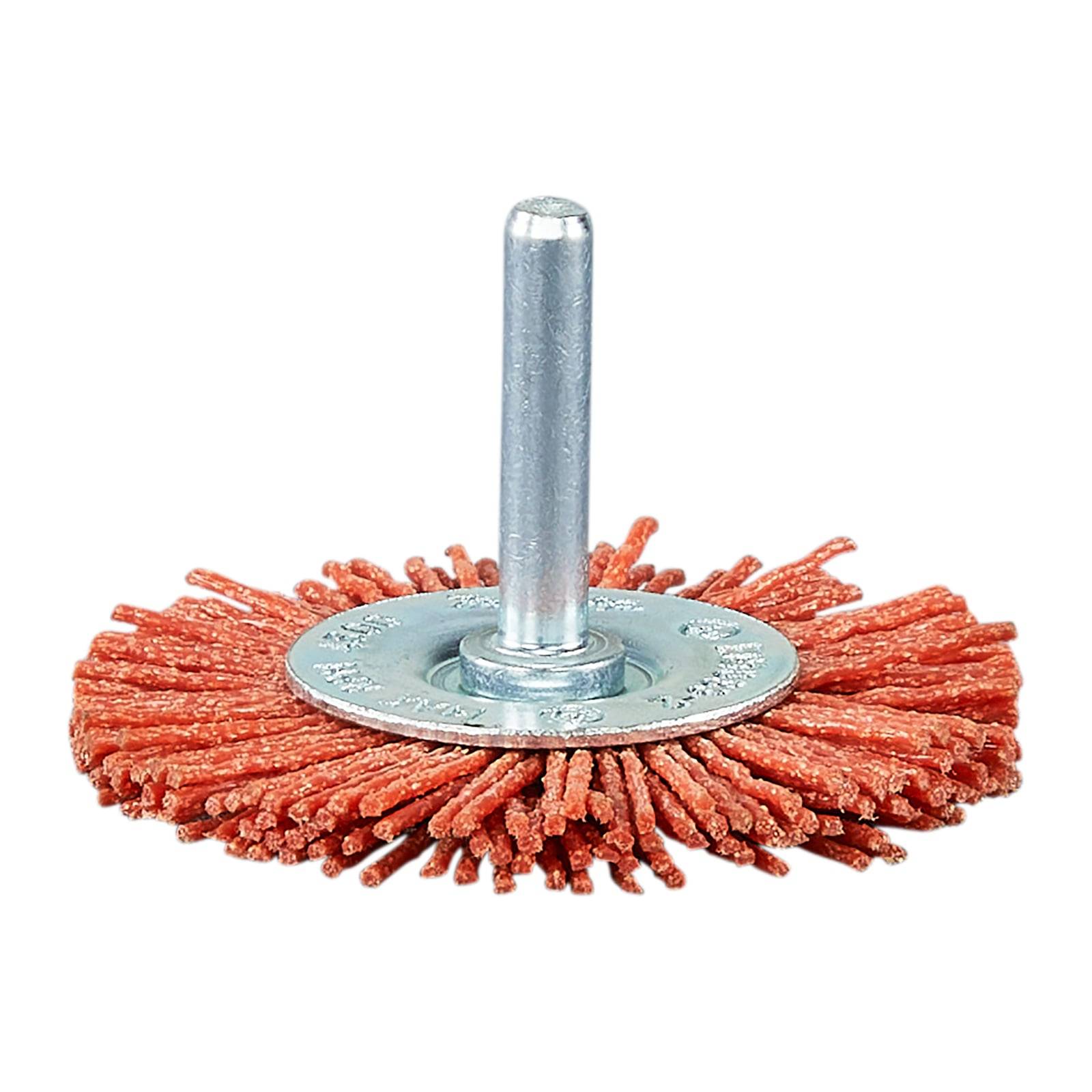 Ein roter abrasiver Drahtradpinsel mit Metallschaft, verwendet zum Reinigen, Entgraten und Oberflächenfinishing in verschiedenen Anwendungsbereichen.