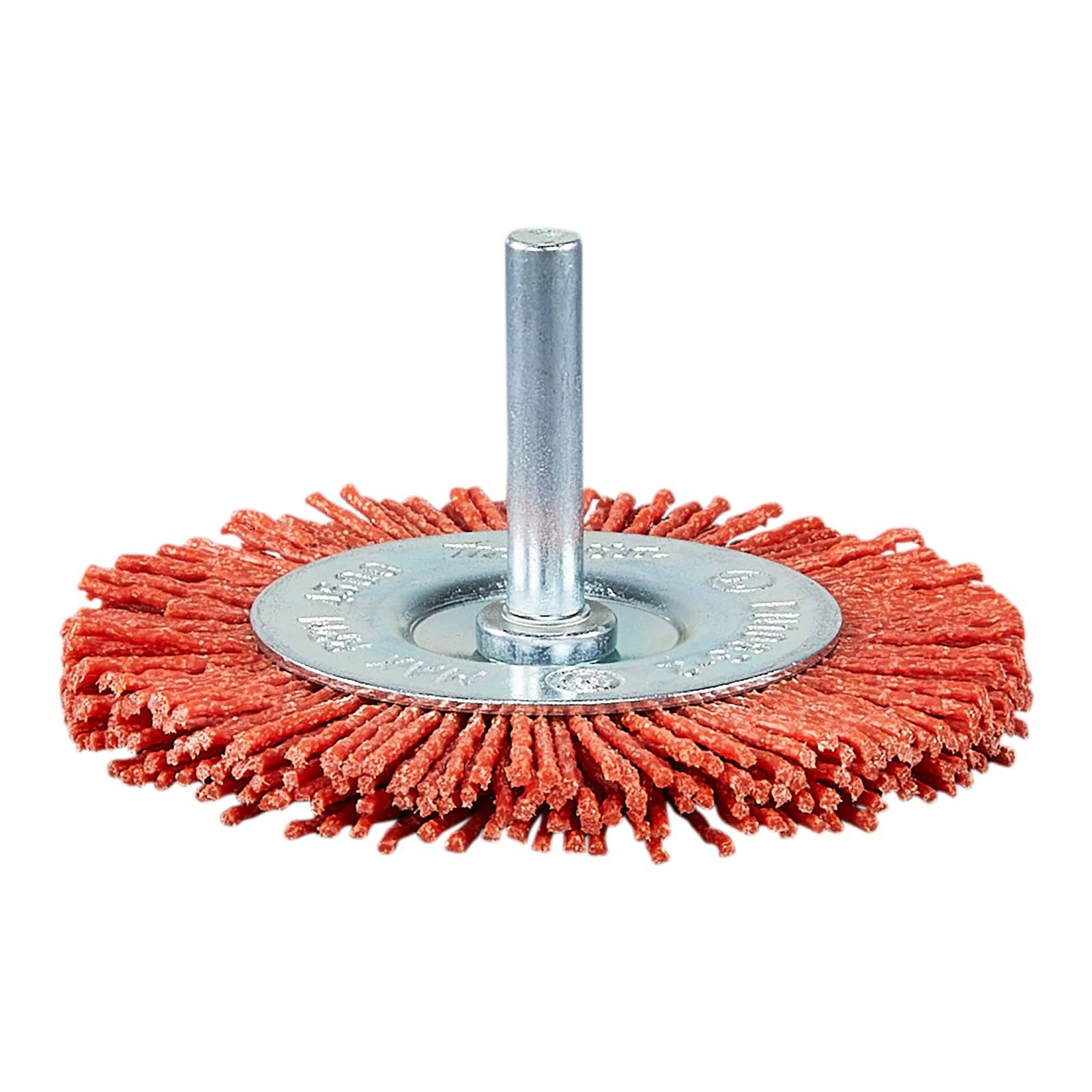 Schleifradpinsel mit roten Borsten und einer zentralen Metallwelle zur Verwendung mit Elektrowerkzeugen.