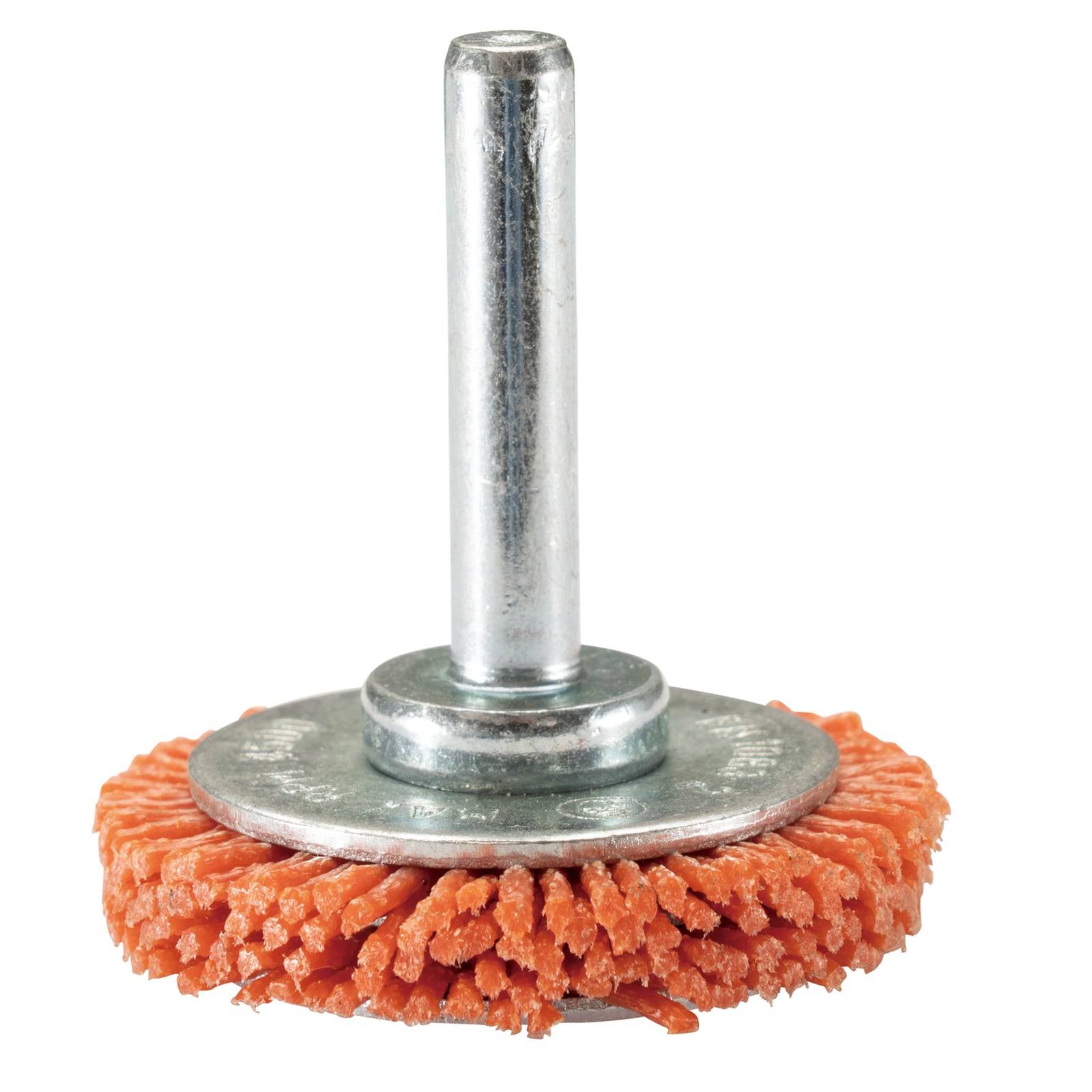 Ein runder, orangefarbener Schleifbürste mit einem Metallschaft, die zum Polieren oder Reinigen von Oberflächen verwendet wird, auf einem weißen Hintergrund.