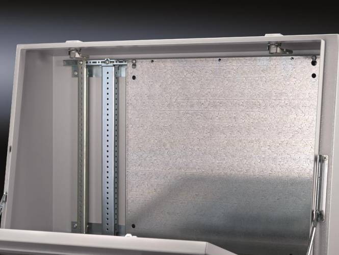 Schubladenschiebervorrichtung, die in einem Schrank eingebaut ist, zeigt Metallschienen und Walzenkomponenten, die für einen reibungslosen Betrieb erforderlich sind.