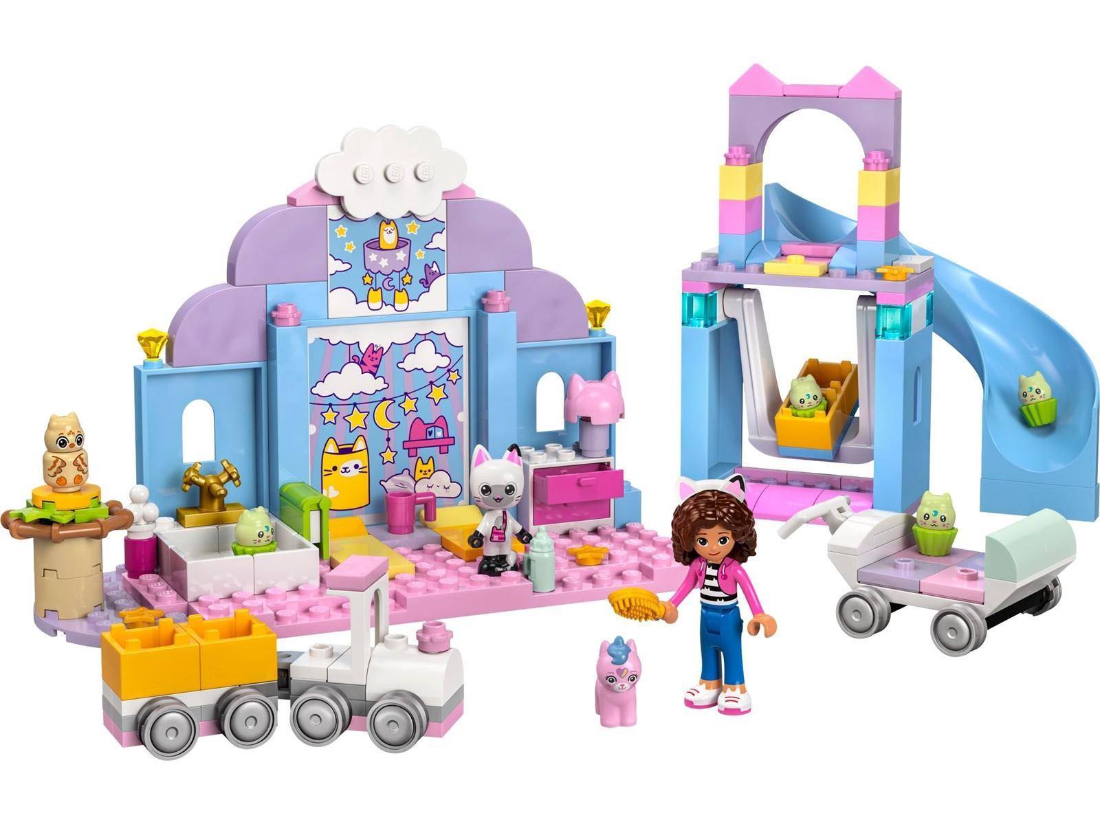 Farbenfrohe Spielzeugset mit einem pastellfarbenen Haustierfriseur-Salon, Rutschenturm und Wagen mit Rädern, mit Puppen und kleinen Tierfiguren, die darum herum angeordnet sind.