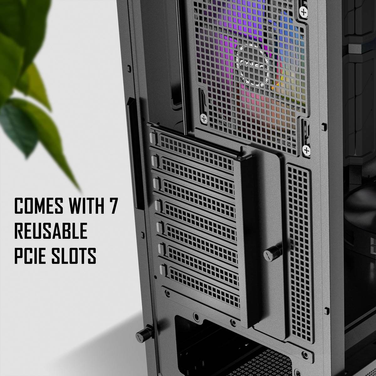 Ein Computer-Gehäuse mit Rückseite, die 7 wiederverwendbare PCIe-Steckplätze zeigt, mit einem Teil einer Pflanze auf der linken Seite zu dekorativen Zwecken.