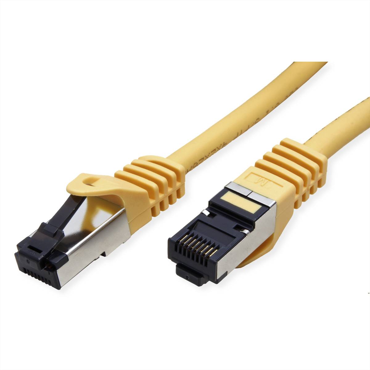 Nahaufnahme eines gelben Netzwerk-Ethernet-Kabels mit RJ45-Steckern an beiden Enden, die die Verriegelungslasche des Steckers und die Metallkontakte zeigt.