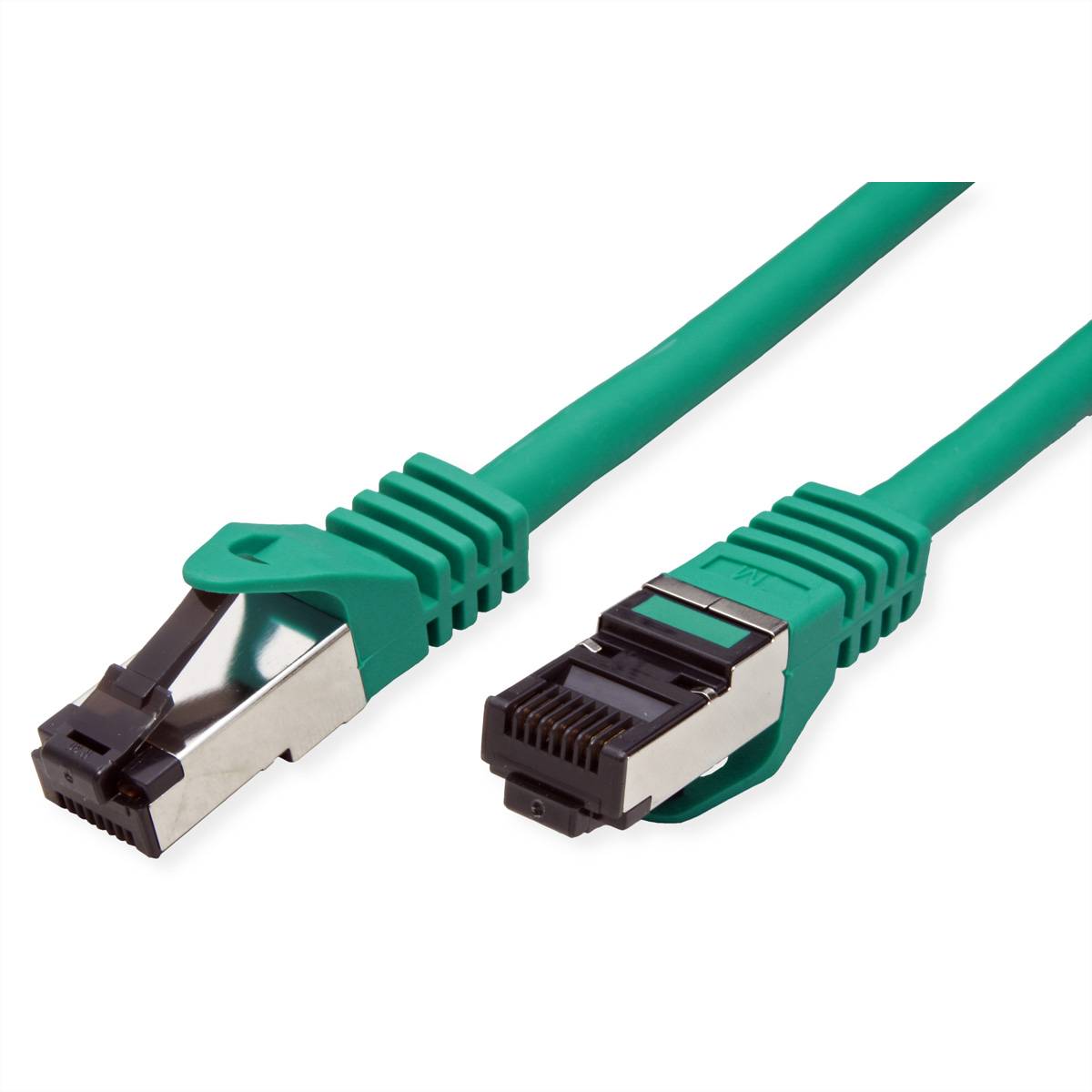 Eine Nahaufnahme eines grünen Netzwerkkabels mit RJ-45-Steckern an beiden Enden, einer abgeschirmt und einer unabgeschirmt, vor weißem Hintergrund.