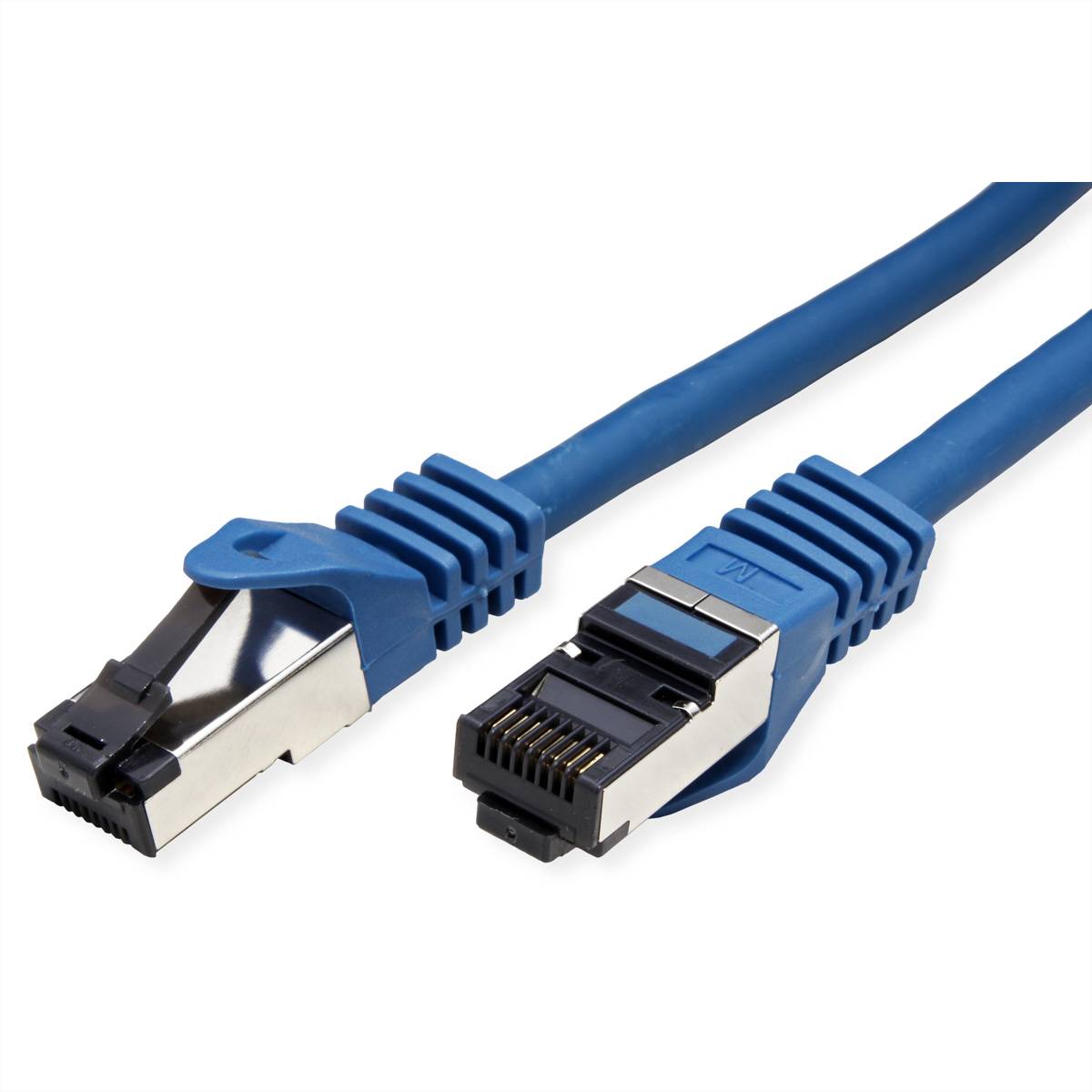 Ein blaues Ethernet-Kabel mit geschirmten RJ45-Steckern an beiden Enden, das für Hochgeschwindigkeits-Netzwerkverbindungen verwendet wird.