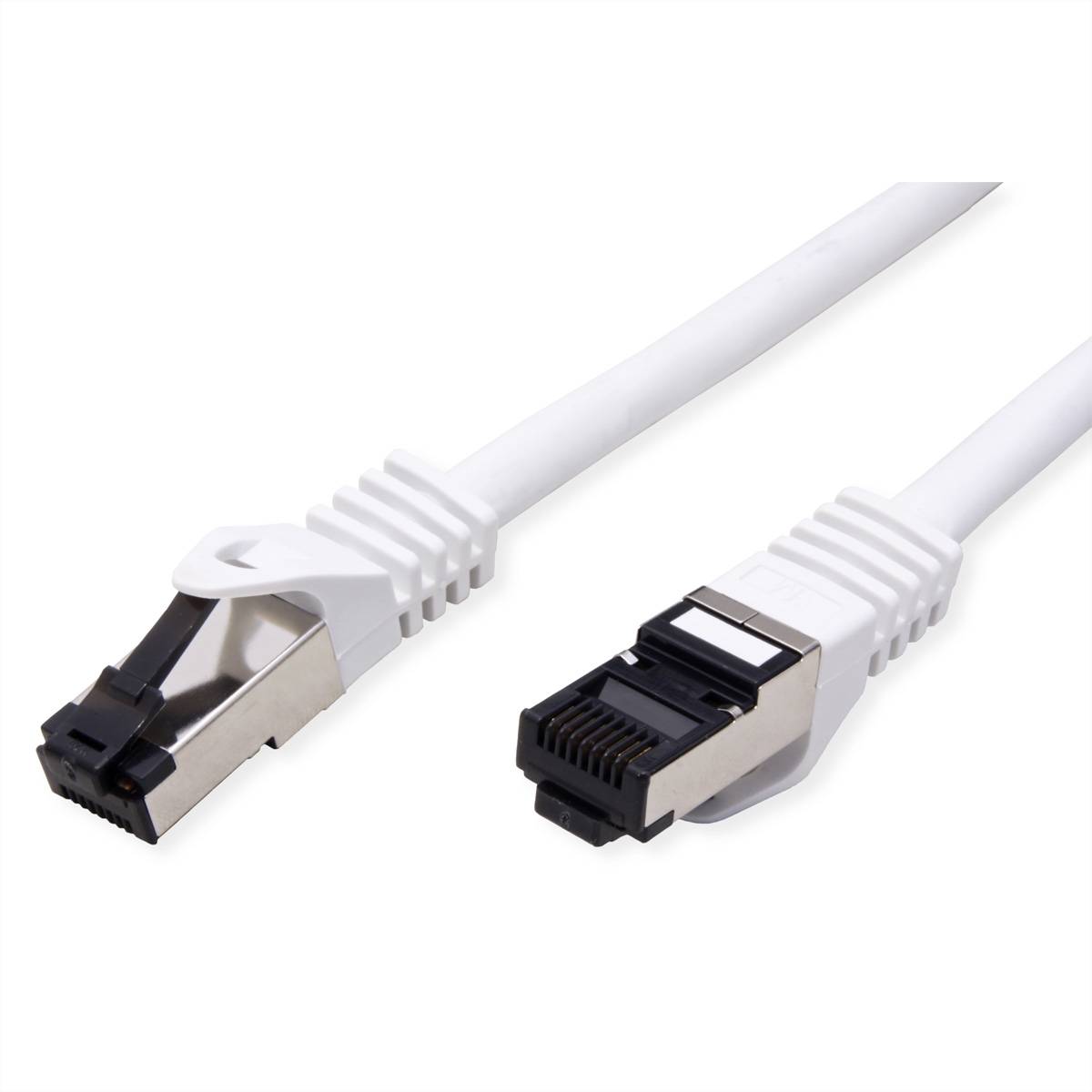 Ein Ethernet-Kabel mit zwei Steckern, wobei einer die Metallabschirmung zeigt, das für Netzwerk- und Internetverbindungen verwendet wird.