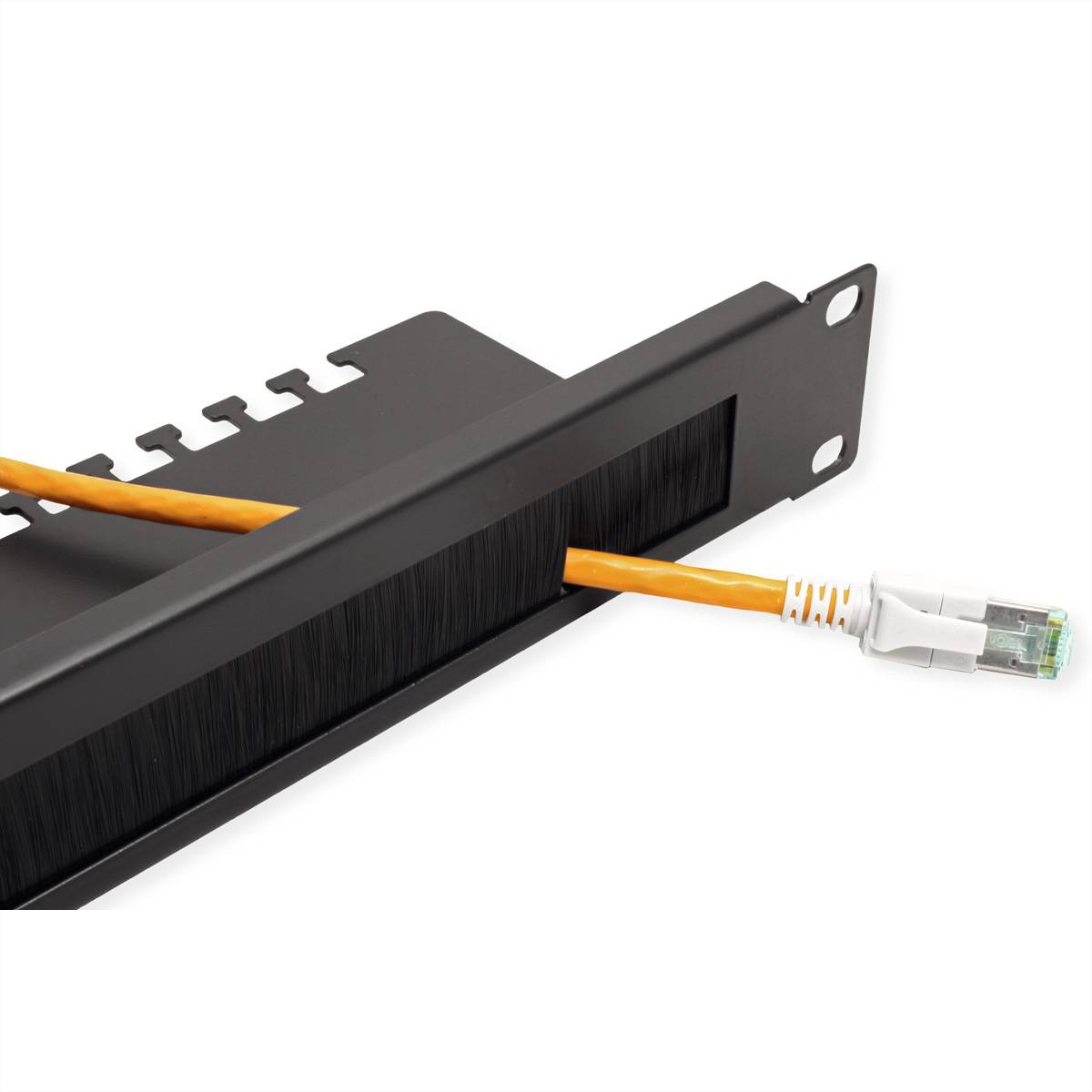 Ein schwarzes Kabelmanagement-Panel mit einer Bürstenöffnung, die orangefarbene Kabel leitet, neben einem Ethernet-Kabel, zum Organisieren von Netzwerkkabeln.