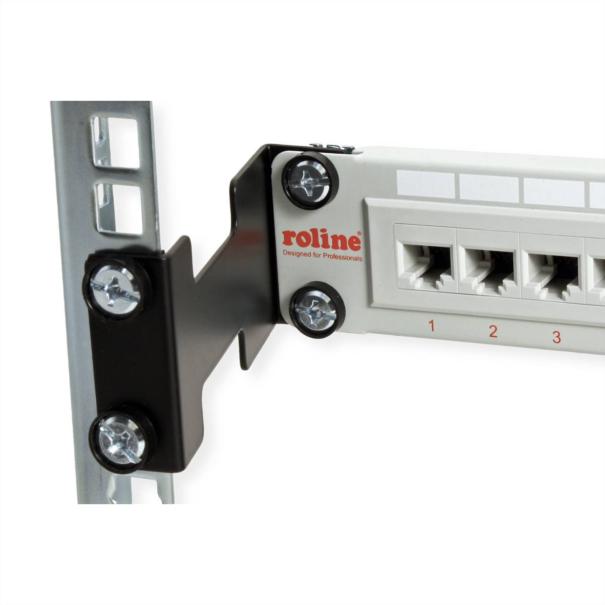 Eine Metallhalterung hält ein Roline-Patchfeld mit drei Ethernet-Anschlüssen, beschriftet mit 1 bis 3, an einer vertikalen Schiene montiert.