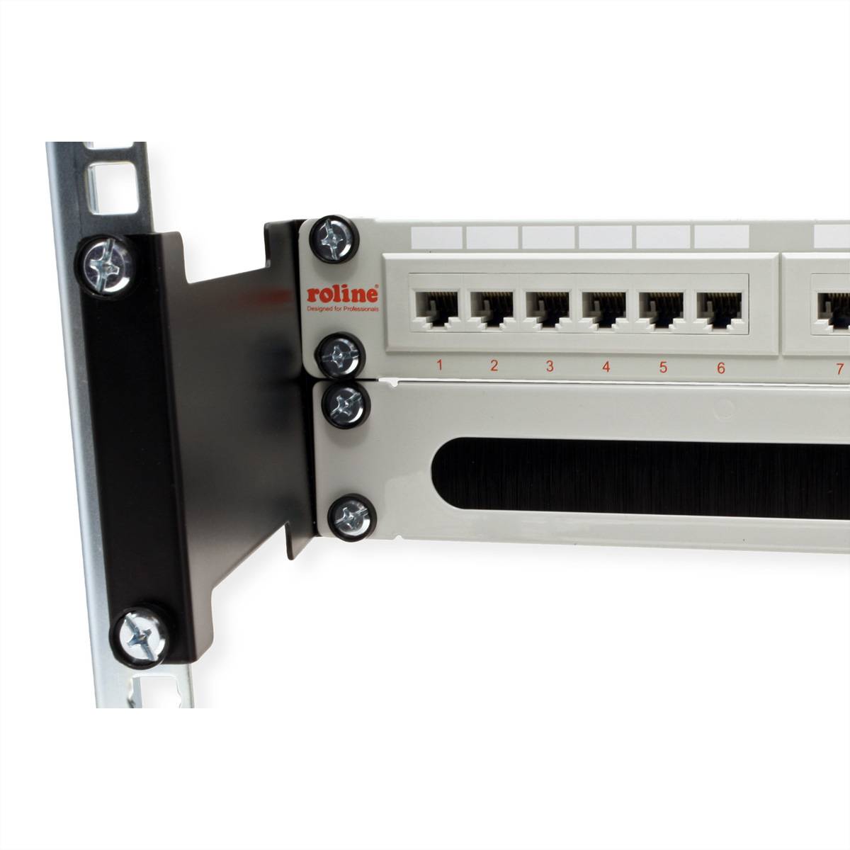 Ein Netzwerk-Patchfeld mit acht Ethernet-Ports, montiert auf einer Metallhalterung.