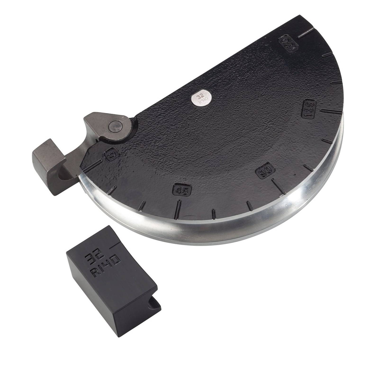 Ein schwarzes halbkreisförmiges Werkzeug mit Maßstrichmarkierungen und einem kleinen abnehmbaren schwarzen Block, der mit '32 RAM' beschriftet ist.