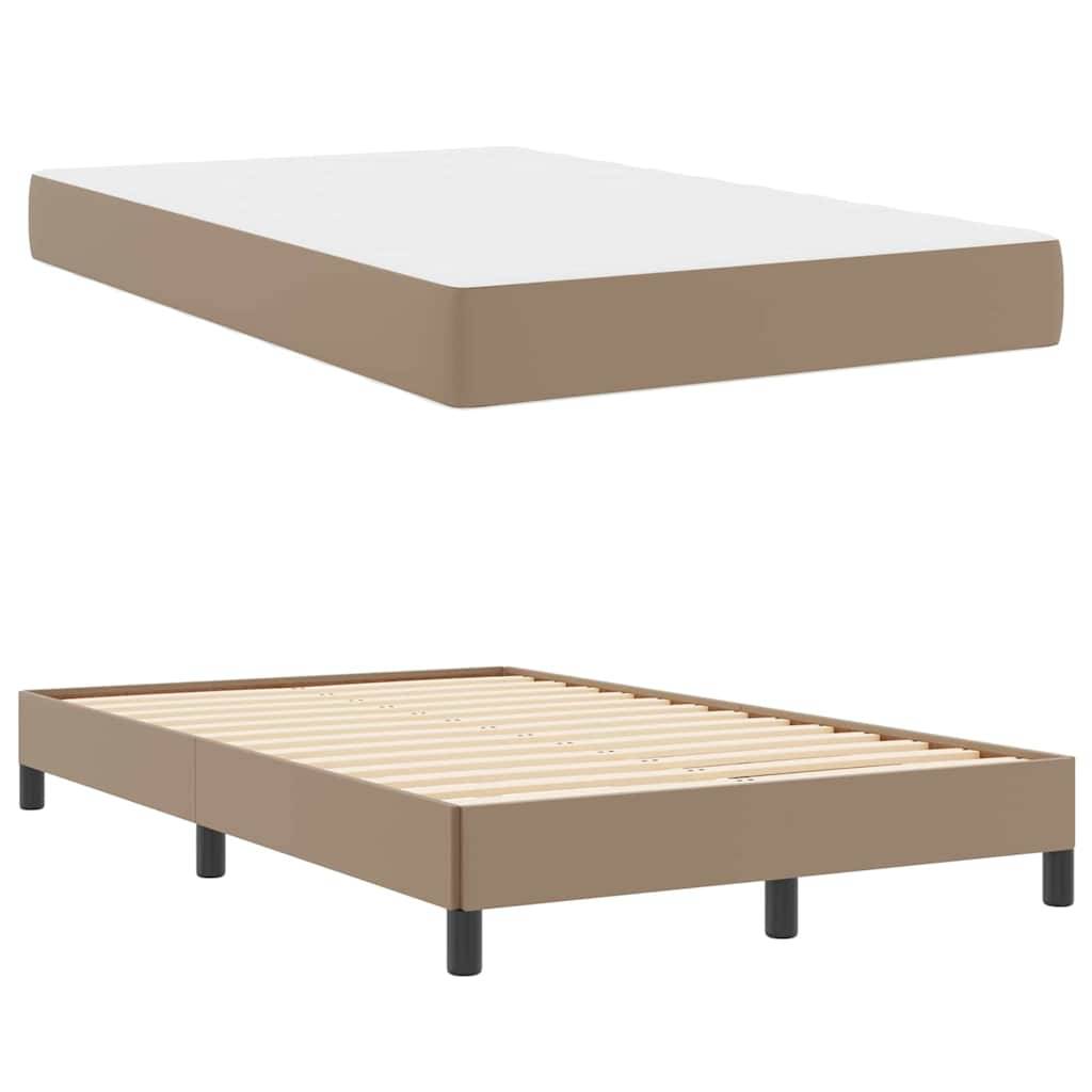 Ein minimalistischer beiger Bettrahmen mit schwarzen Beinen, gezeigt mit einer weißen Matratze.