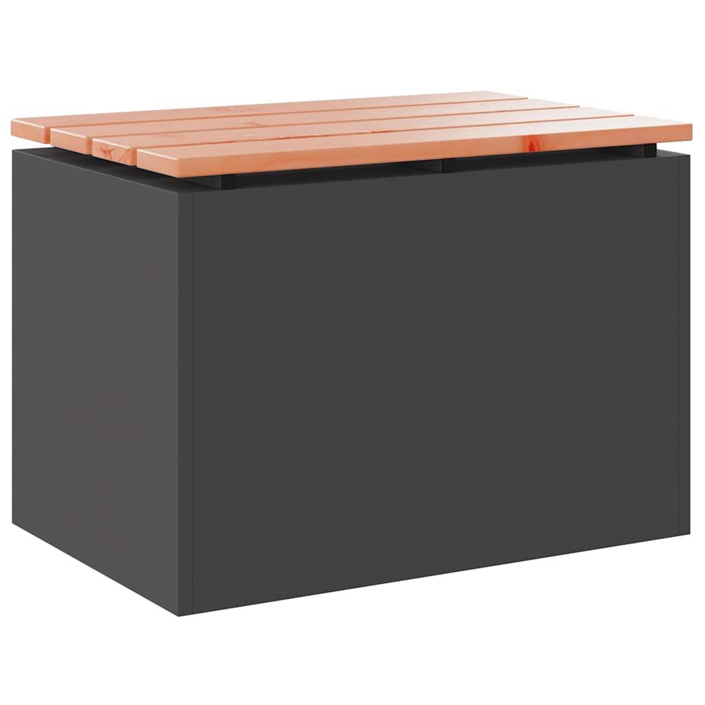Eine schwarze Aufbewahrungsbox mit einer flachen Holzplatte oben, geeignet für die Verwendung im Freien und bietet Sitz- und Lagerfunktionalität.