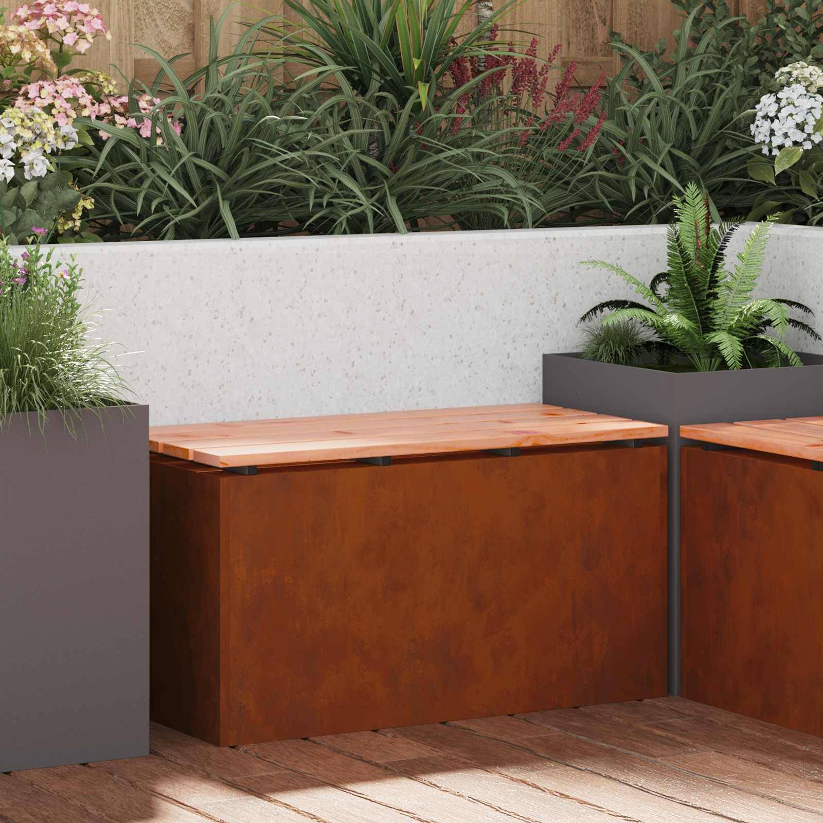 Zwei Holzbänke mit Stauraum, umgeben von grünen und weiß blühenden Pflanzen, auf einer Terrasse mit weißer Wandkulisse aufgestellt.
