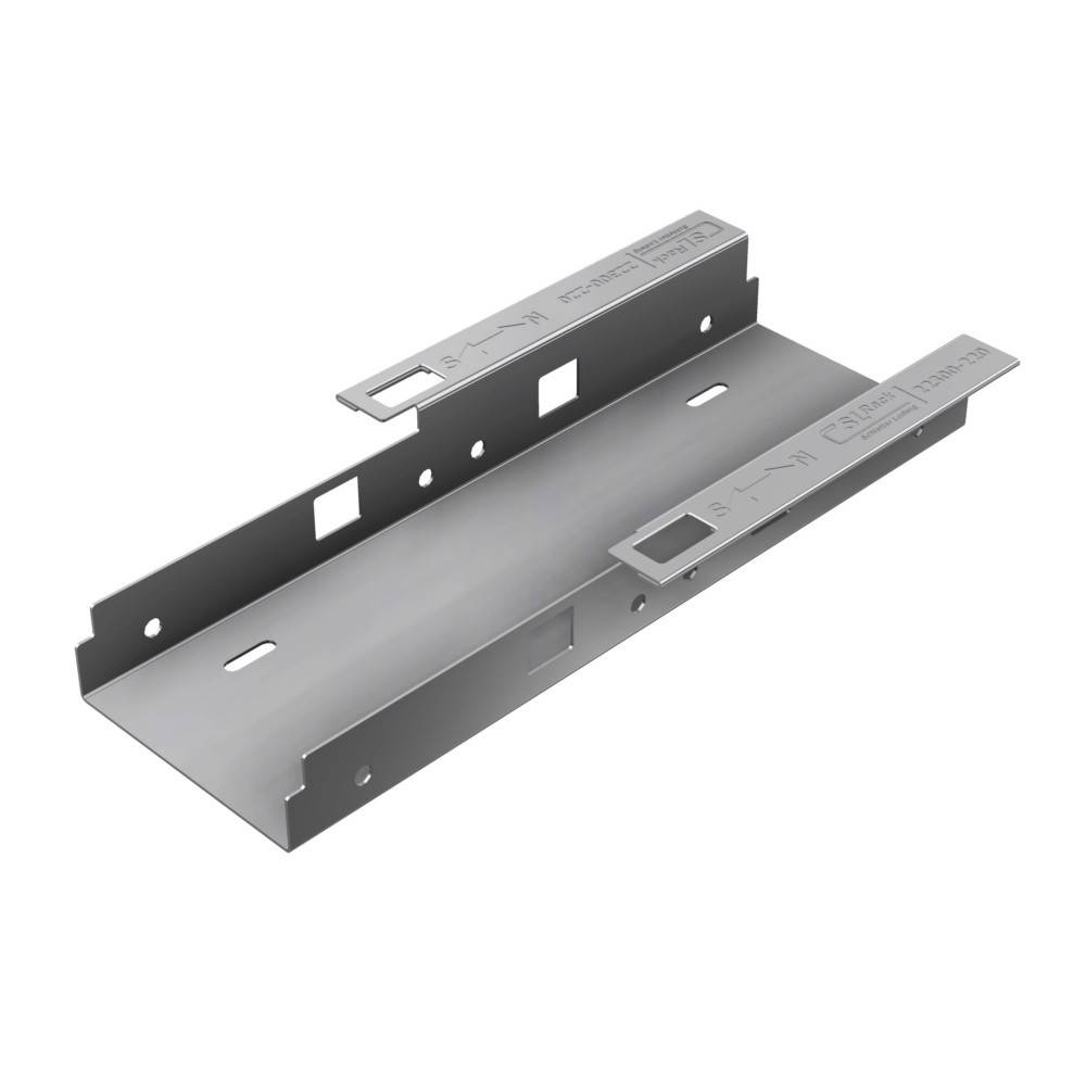 Eine silberfarbene Metallmontageklammer mit langen Seitenschienen, Schlitzen und Ausschnittlöchern, dargestellt auf weißem Hintergrund.