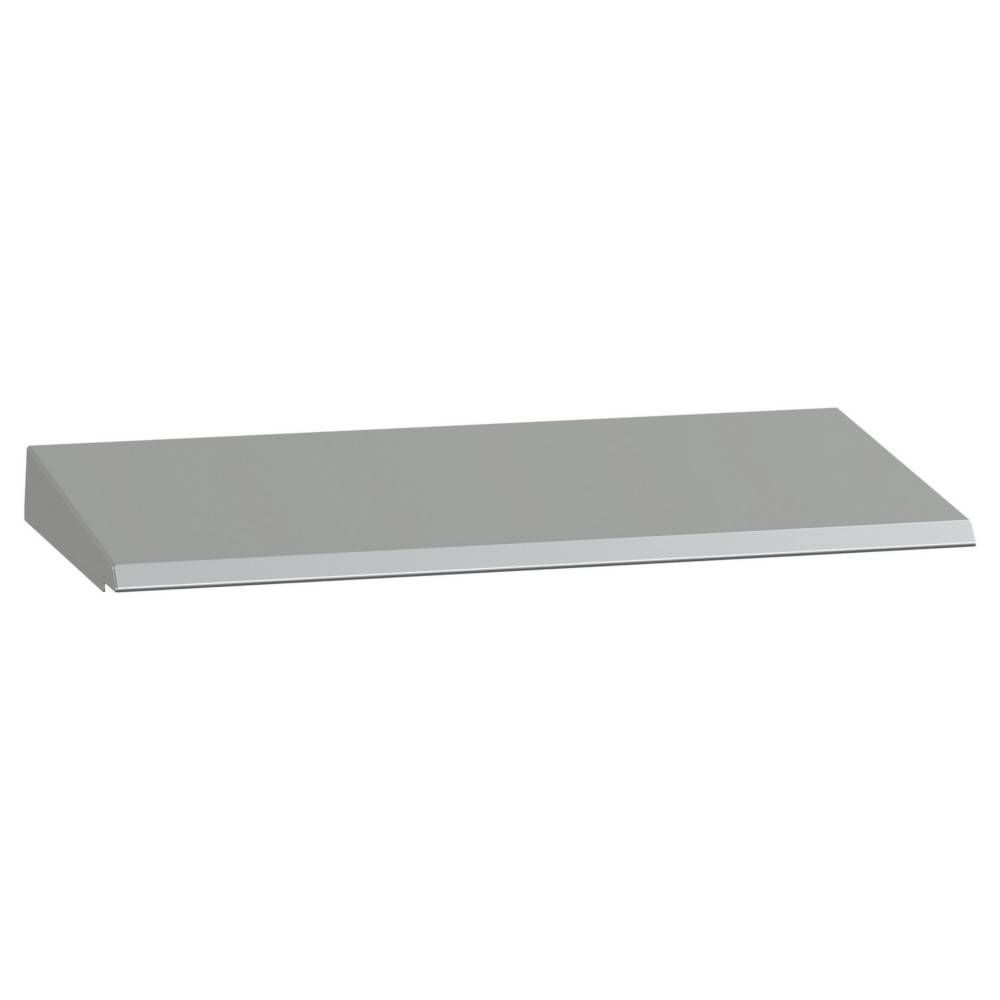 Eine graue rechteckige Metallabdeckung oder ein Metallpaneel, das in Perspektive auf weißem Hintergrund dargestellt ist.