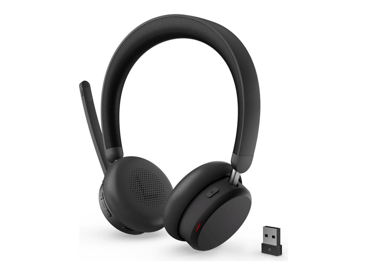 Kabellose schwarze Kopfhörer mit einem Mikrofon, zusammen mit einem USB-Dongle für die Verbindung.