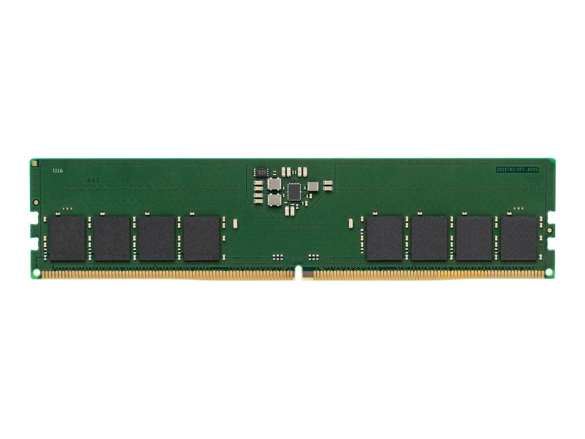 Grünes RAM-Speichermodul mit schwarzen Speicherchips auf weißem Hintergrund.
