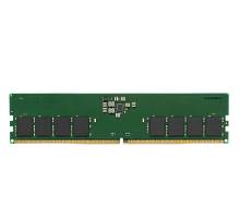 Grünes Computerspeichermodul (RAM) mit schwarzen Chips auf einer Leiterplatte, vor weißem Hintergrund gezeigt.