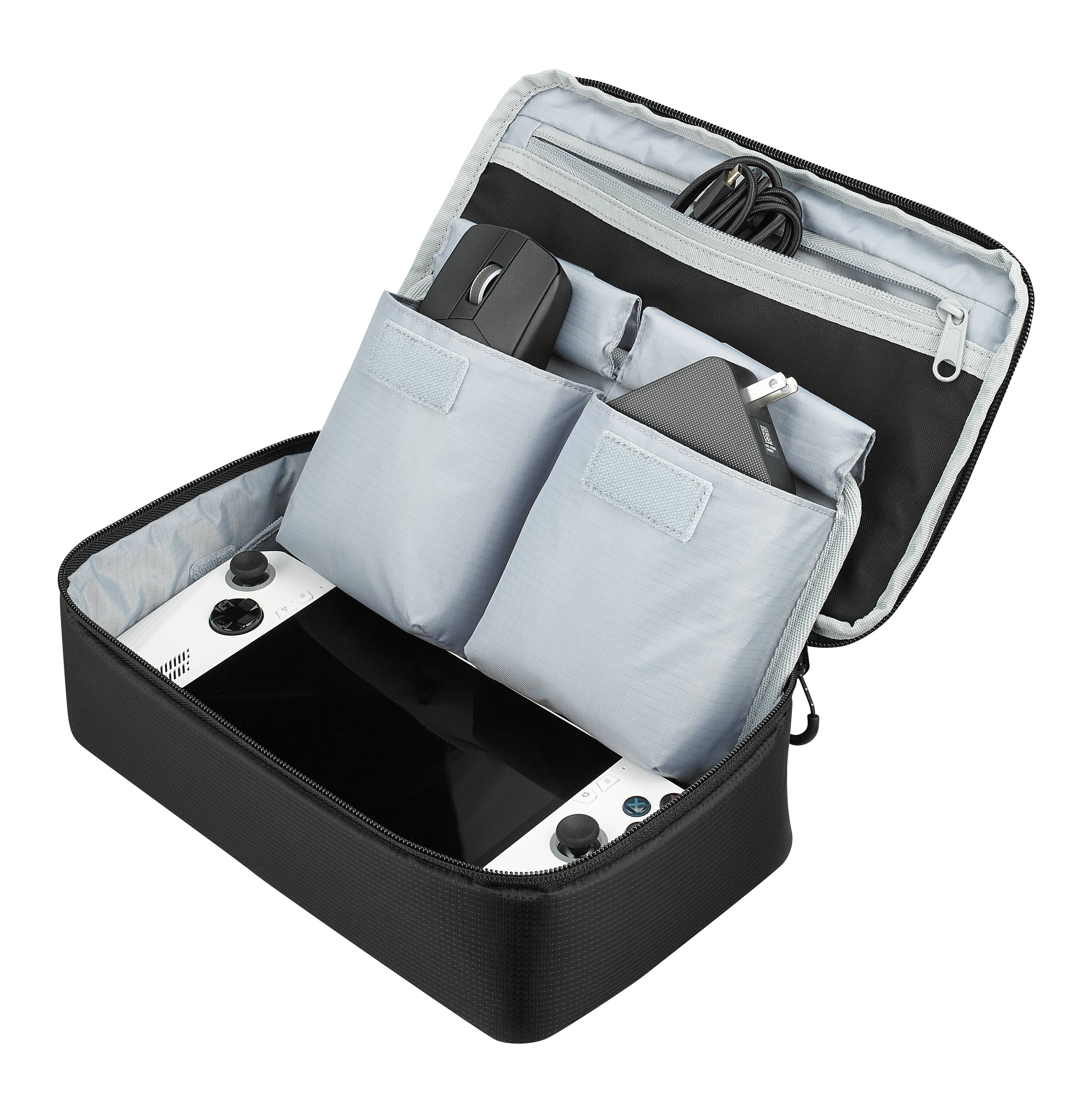 Offene schwarze und hellgraue Schutztasche mit gepolsterten Fächern, in der eine Spielekonsole, ein Controller, Kabel und Zubehör verstaut sind.