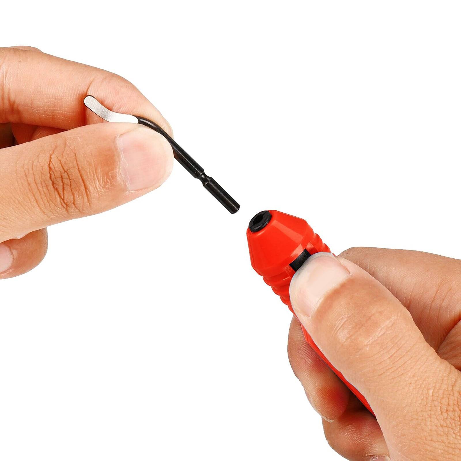 „Eine Hand, die ein schwarzes Kabel in einen roten Verbindungsstecker einführt, Nahaufnahme.