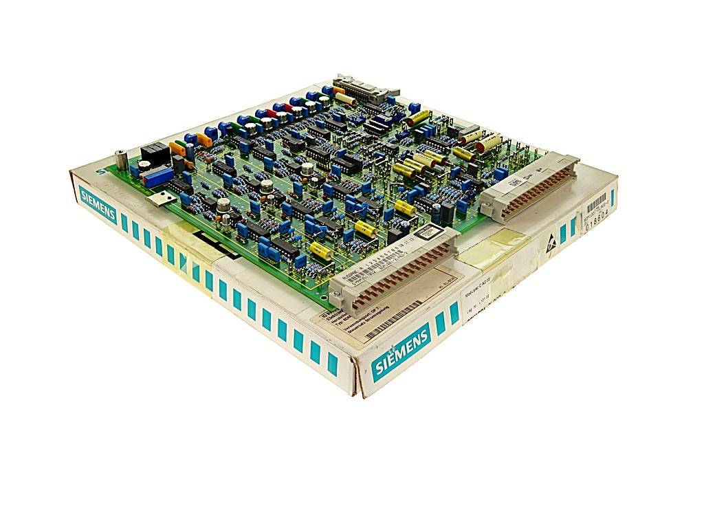 Elektronisches Steuerplatinenmodul von Siemens mit dicht bestückten Bauteilen auf weißem Hintergrund.