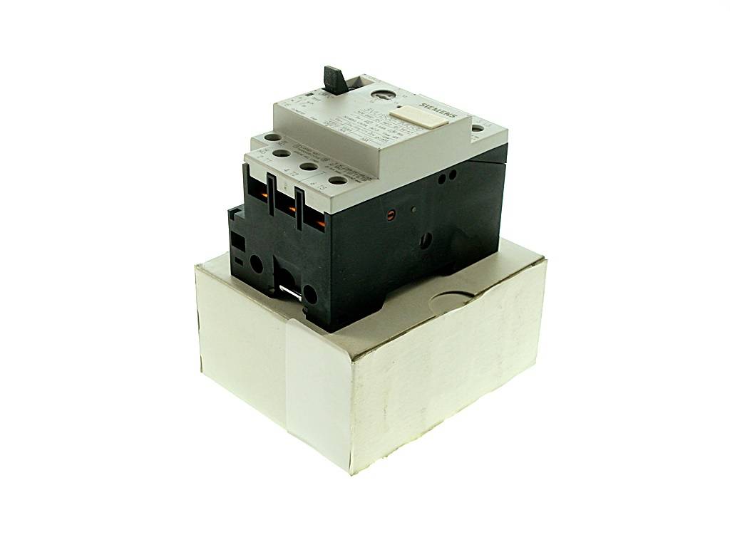 Ein schwarz-weißer Elektroschutzschalter oder Schalter, der auf einem schlichten Pappkarton vor weißem Hintergrund montiert ist.