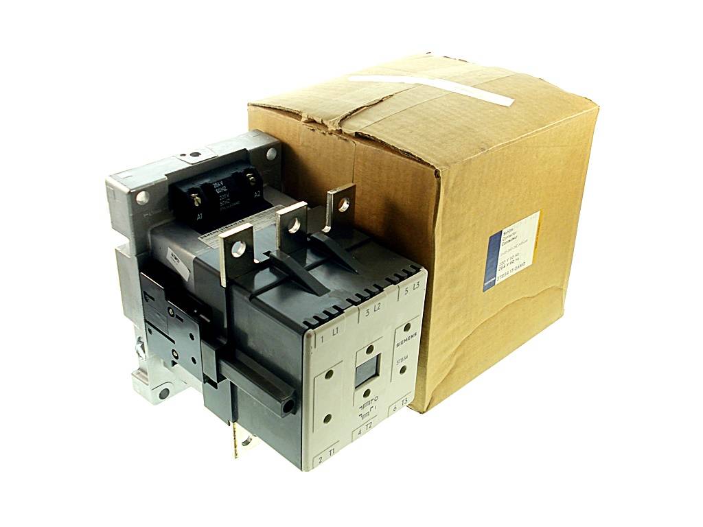 Elektrisches Schütz teilweise aus einem Versandkarton auf weißem Hintergrund herausgenommen.