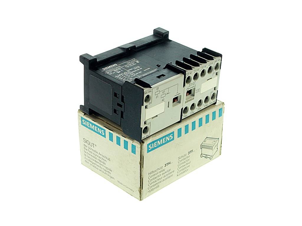 Elektrisches Schütz oder Motorstarter von Siemens, dargestellt mit seiner Produktverpackung auf weißem Hintergrund.