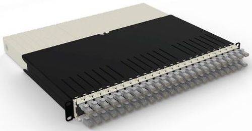 Ein 32-Port-Glasfaser-Patchfeld in Schwarz, aus einer Winkelansicht, zeigt mehrere Stecker auf der Vorderseite.