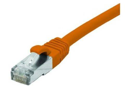 Ein oranges Ethernet-Kabel mit einem Standard-RJ45-Stecker auf weißem Hintergrund, verwendet für Netzwerkverbindungen.