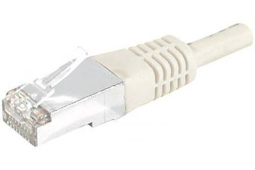 Eine Nahaufnahme eines weißen Ethernet-Kabels mit einem Metallstecker. Das Kabel wird für kabelgebundene Internetverbindungen verwendet.