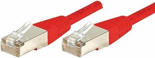 Eine Nahaufnahme eines roten Ethernet-Kabels mit einem durchsichtigen Kunststoff-RJ45-Stecker, der ein Werkzeug für Netzwerk- oder Internetverbindung anzeigt.