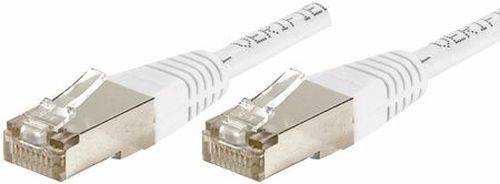 Bild eines weißen Ethernet-Kabels und eines RJ45-Stecker-Connectors auf weißem Hintergrund, das Verbindungskomponenten hervorhebt.