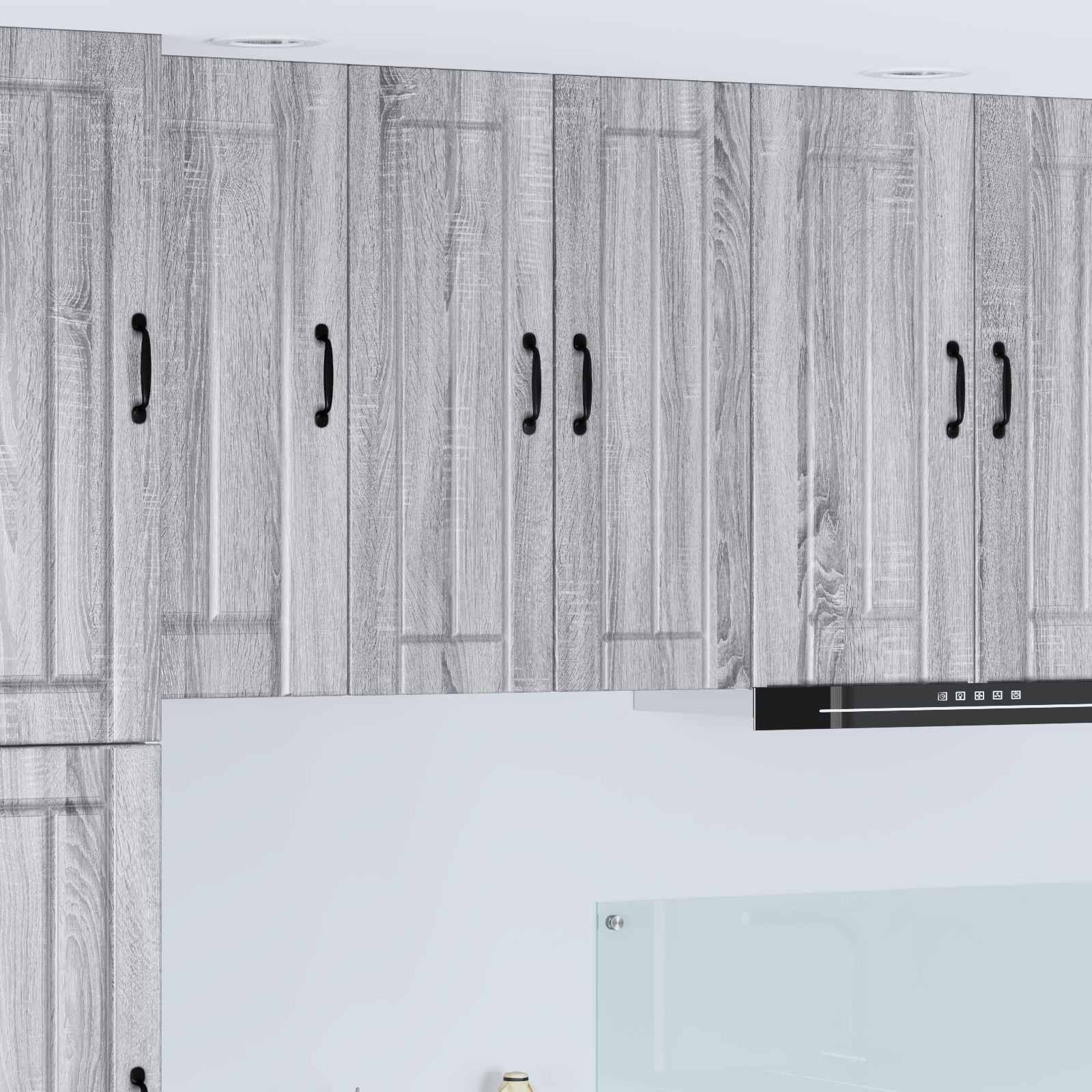 Moderne Küche mit hellen Holzschränken, schwarzen Griffen und einer eleganten Glasrückwand. Die Oberschränke sind hoch und gleichmäßig angeordnet.