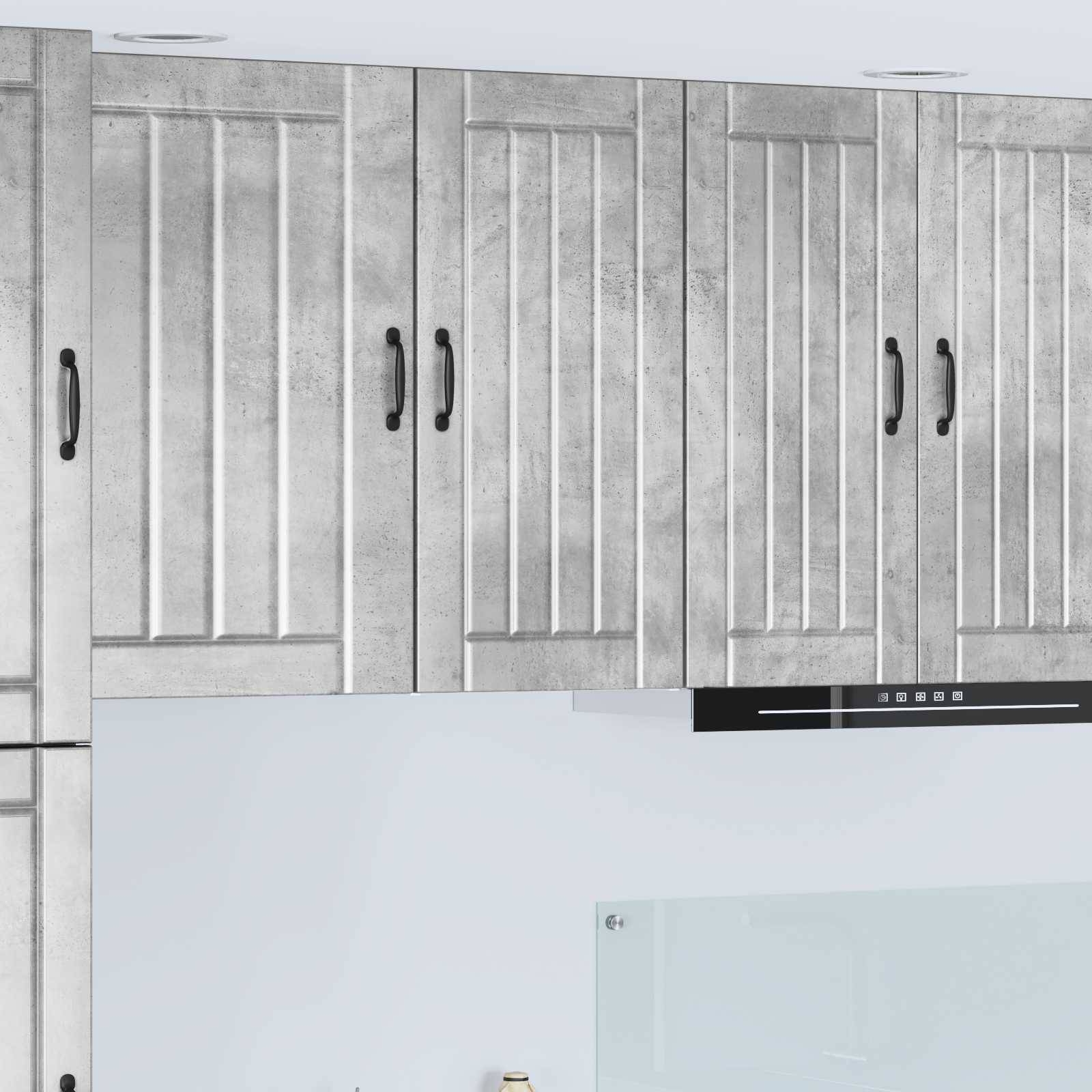 Rustikale Küchenschränke mit Holzmaserungstruktur, versehen mit Metallgriffen und einem glatten, hellblauen Spritzschutz darunter.