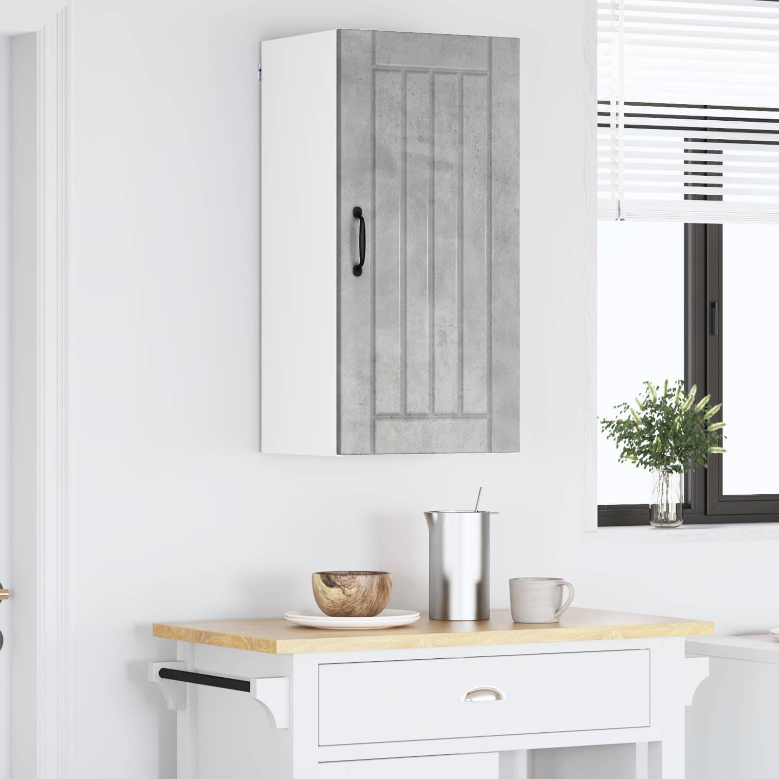 Eine moderne Küche zeigt eine weiße Arbeitsplatte mit einer Holzoberfläche, auf der eine Kaffeekanne und eine Tasse stehen. Ein Fenster lässt natürliches Licht herein, neben einem schlanken Wandschrank.