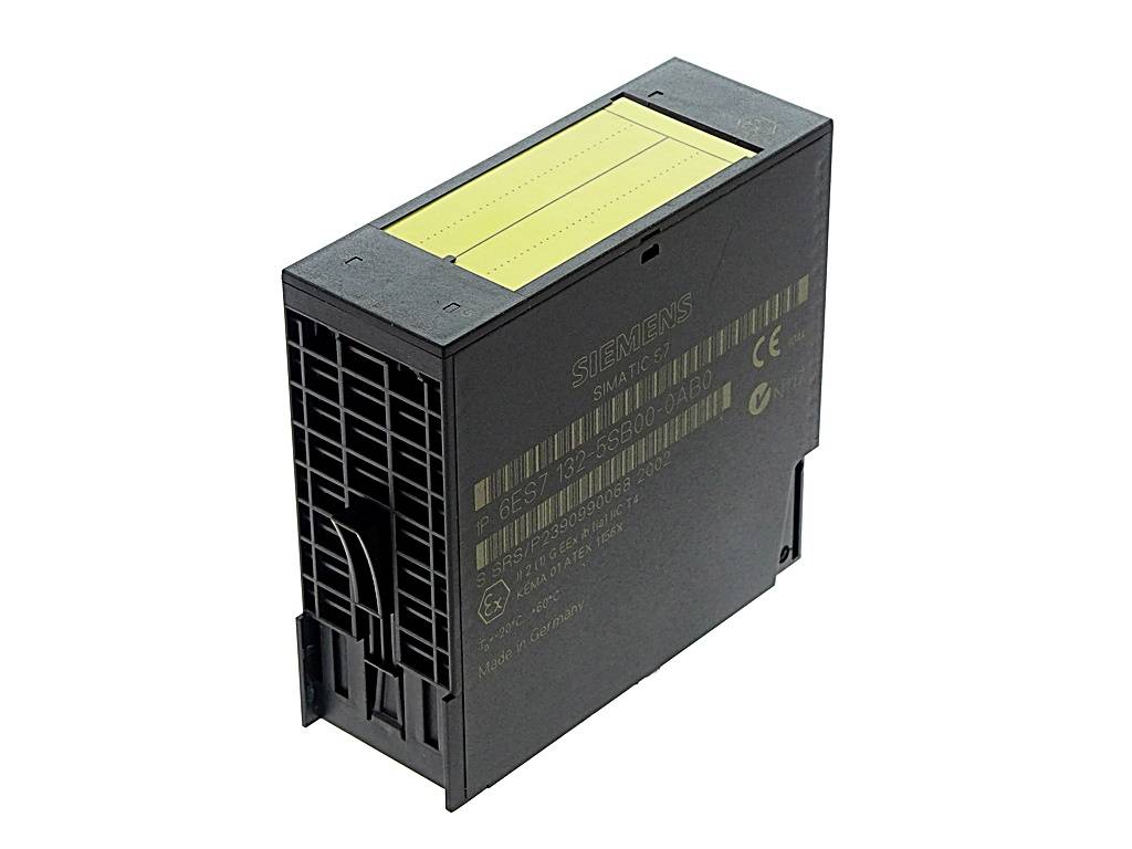 Schwarzes Siemens-Industrieelektronikmodul mit gelbem Etikett oben, in einer produktbezogenen Seitenansicht auf weißem Hintergrund dargestellt.