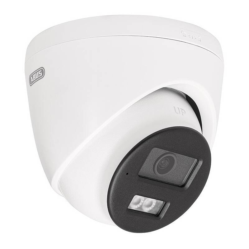 Weiße ABUS-Kuppelüberwachungskamera mit schwarzem Frontlinsenelement und Sensor auf einfachem Hintergrund.