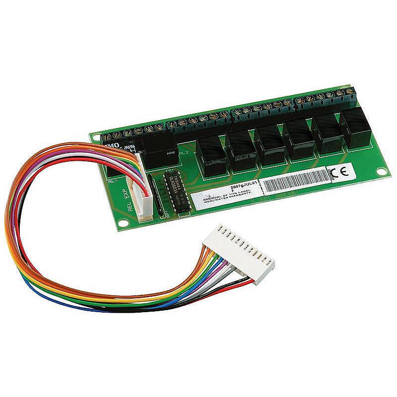 Eine grüne Platine mit mehreren schwarzen Komponenten und einem weißen Anschluss. Angeschlossen sind mehrfarbige Kabel, die auf eine elektrische Nutzung hindeuten.