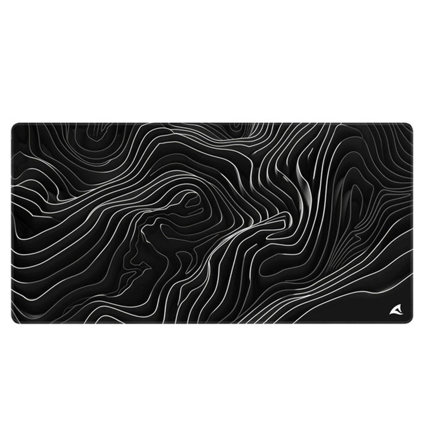 Schwarzes Mousepad mit weißem Konturlinien-Topografie-Muster und kleinem Logo in der unteren rechten Ecke.