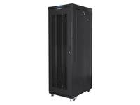 Schwarzer freistehender Server-Rack-Schrank mit Glastür auf Rollen, vor weißem Hintergrund gezeigt.