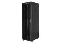 Hoher schwarzer Server-Rack-Schrank auf Rollen, dargestellt mit offener Tür und leeren inneren Schienen.