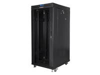 Schwarzes Server-Rackgehäuse auf Rollen mit einer vorderen Glastür, gezeigt vor weißem Hintergrund.