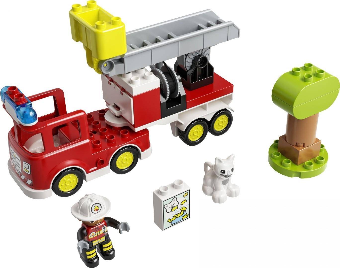 LEGO Duplo Feuerwehrauto mit Leiteranhänger, Feuerwehrmann-Figur, Katze und Baum auf weißem Hintergrund.