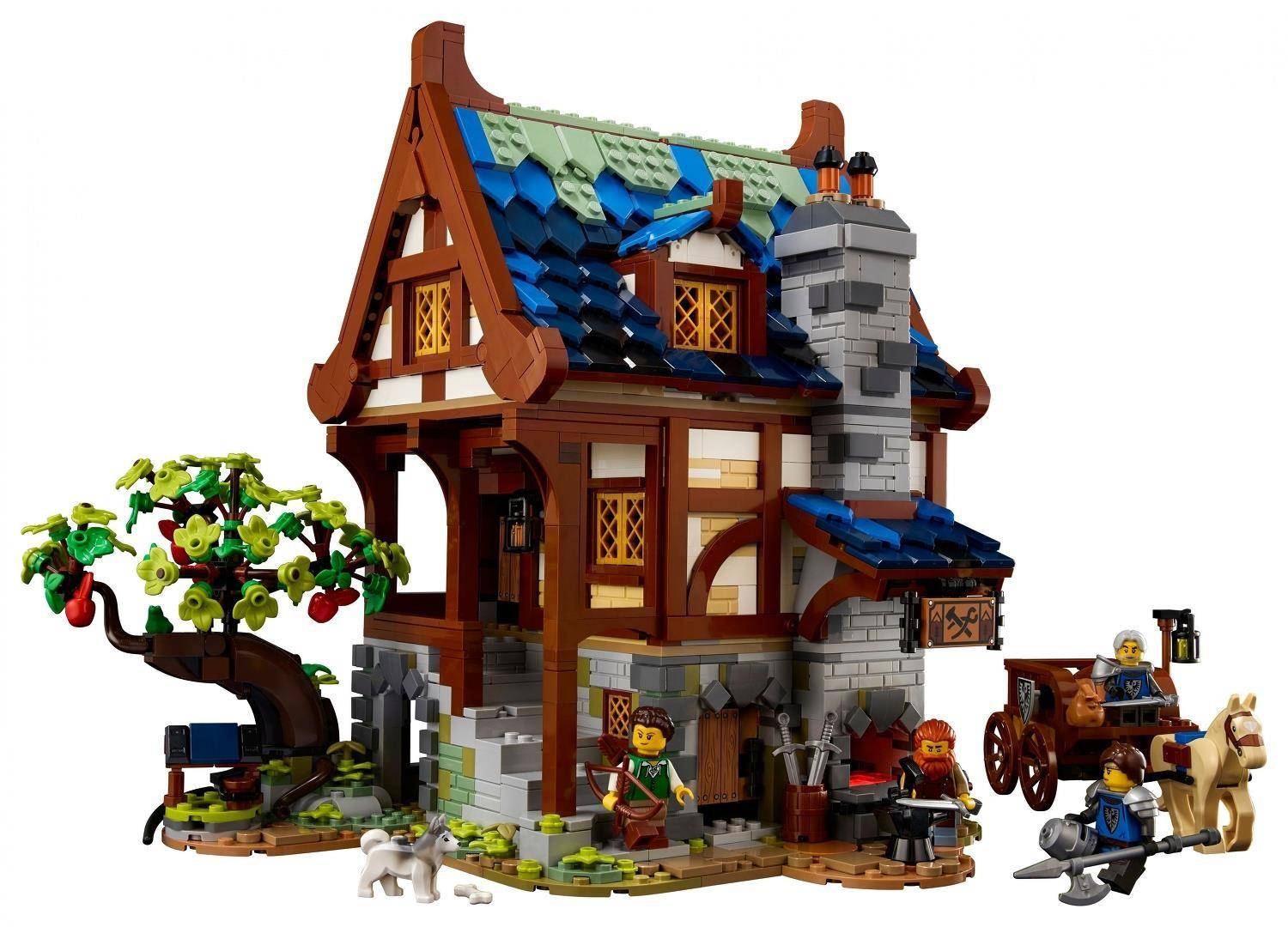 LEGO-artiges mittelalterliches Haus mit einem Baum, steinernem Schornstein, Minifiguren, Pferdekarren und kleinem Hund davor.