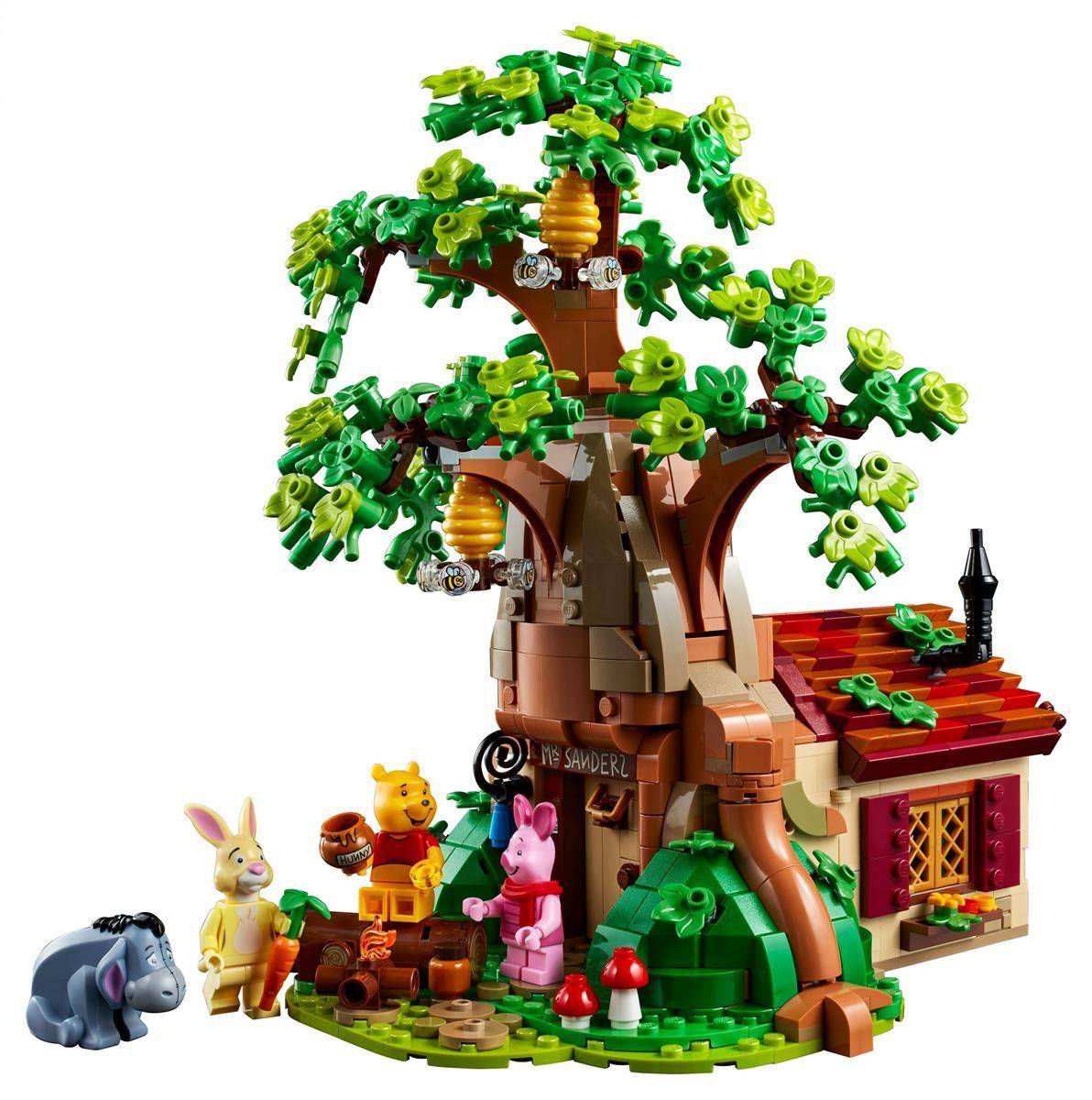 LEGO-artiges Baumhaus-Szenario mit Winnie-the-Pooh-Charakteren, die um einen großen Baum und ein kleines Haus stehen, einschließlich Eeyore, Rabbit, Pooh, Piglet und Tigger.