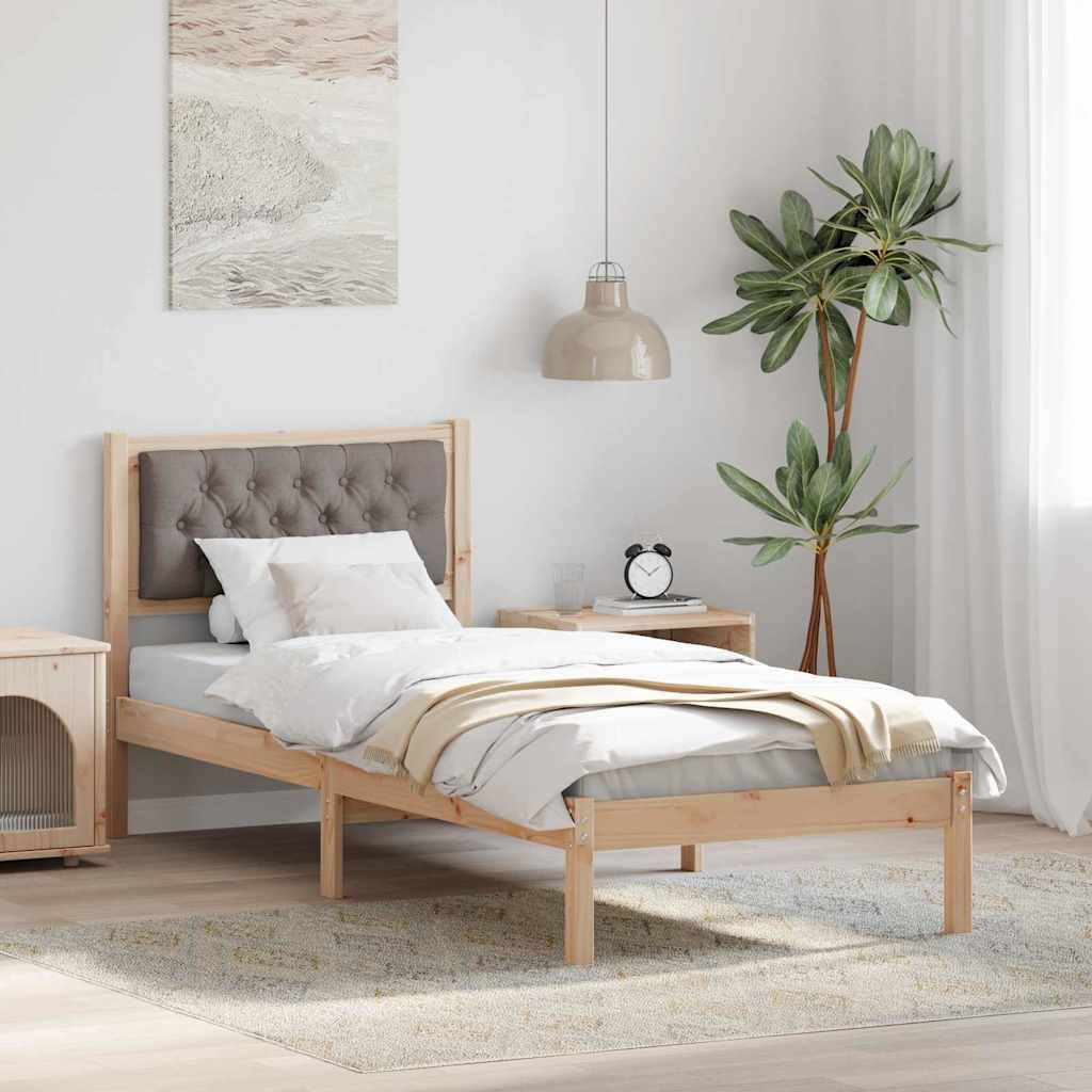 Ein minimalistisches Schlafzimmer mit einem Holzbett, beigefarbener Bettwäsche, einem Nachttisch, einer großen Zimmerpflanze und abstrakter Wandkunst, das eine gemütliche Atmosphäre schafft.
