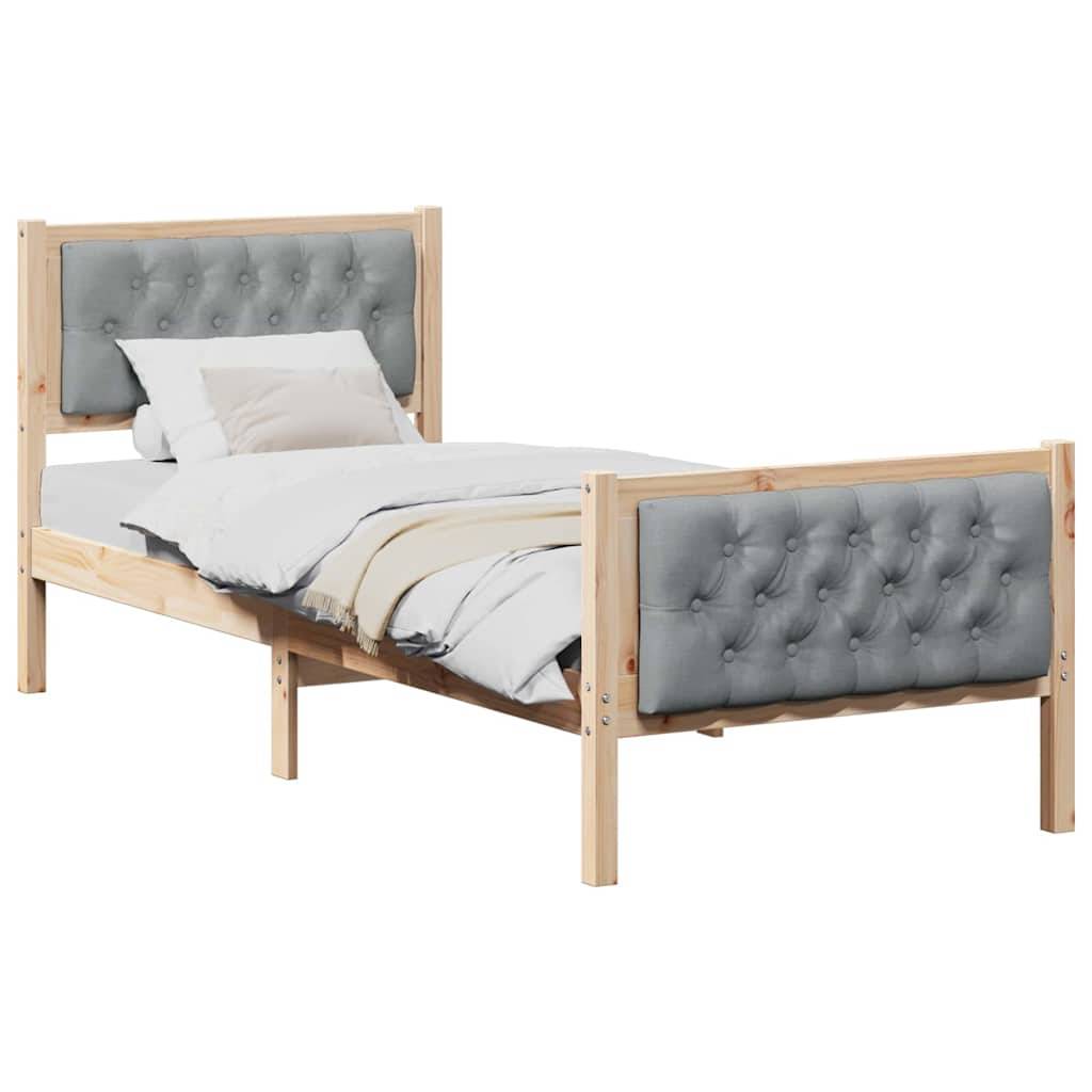 Ein Holz-Doppelbett mit gepolstertem grauem Stoffkopfteil und Fußteil, ausgestattet mit weißer Bettwäsche und einer beigen Decke.